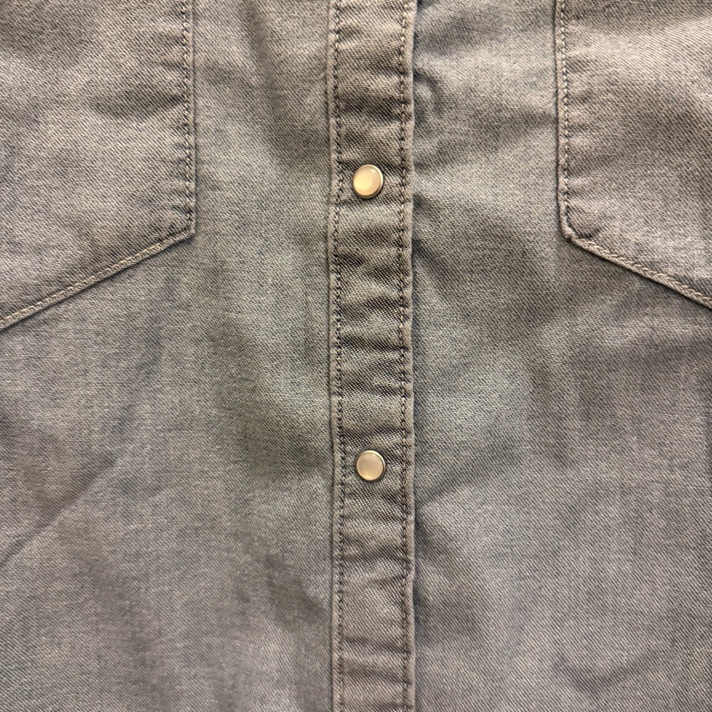 Levi's women’s Two-Tone Denim Shirt - Picture 11 of 14